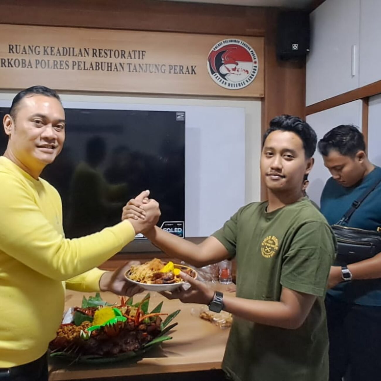 Kasat Narkoba “The Silver Police” AKP Adik Agus Putrawan Pimpin Tasyakuran UKP, Lima Personel Satresnarkoba Tanjung Perak Resmi Naik Level Karier