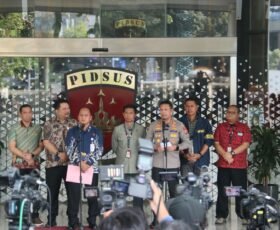 Polri Serahkan Tersangka dan Barang Bukti Perkara Dugaan Korupsi kepada Kejaksaan Agung