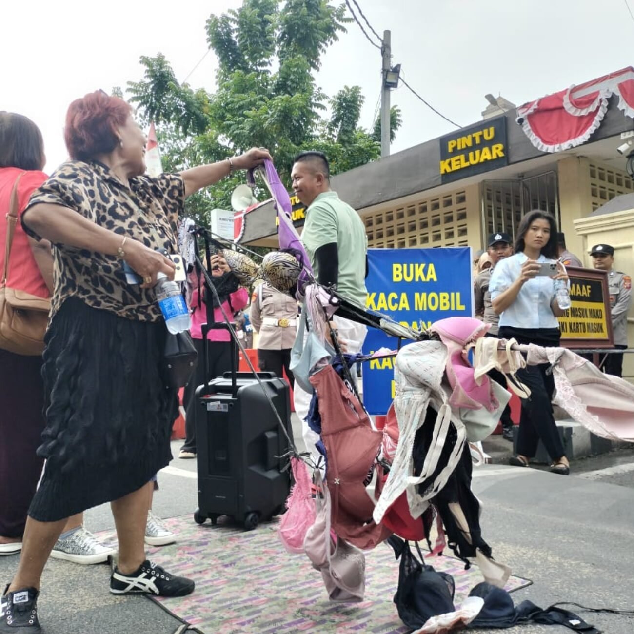 Demo Jilid II Peserta Aksi Bawa BH, Kapolrestabes Medan Diminta Tepati Janji dan Tangkap Mamak Maling