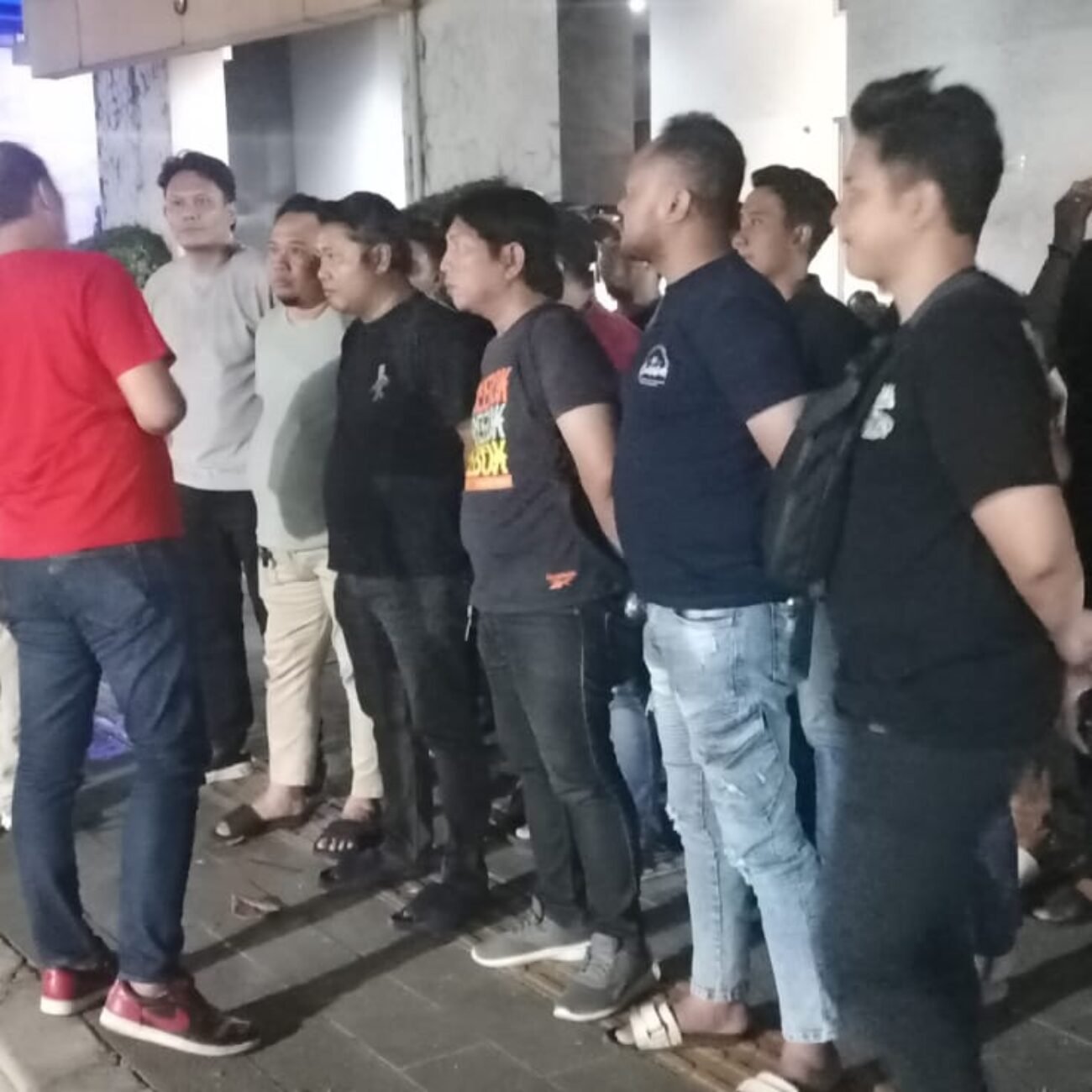 Kasat Narkoba Polres Pelabuhan Tanjung Perak Gelar Apel Malam di Simpang Enam Surabaya, Kobarkan Semangat Personel Berantas Narkoba