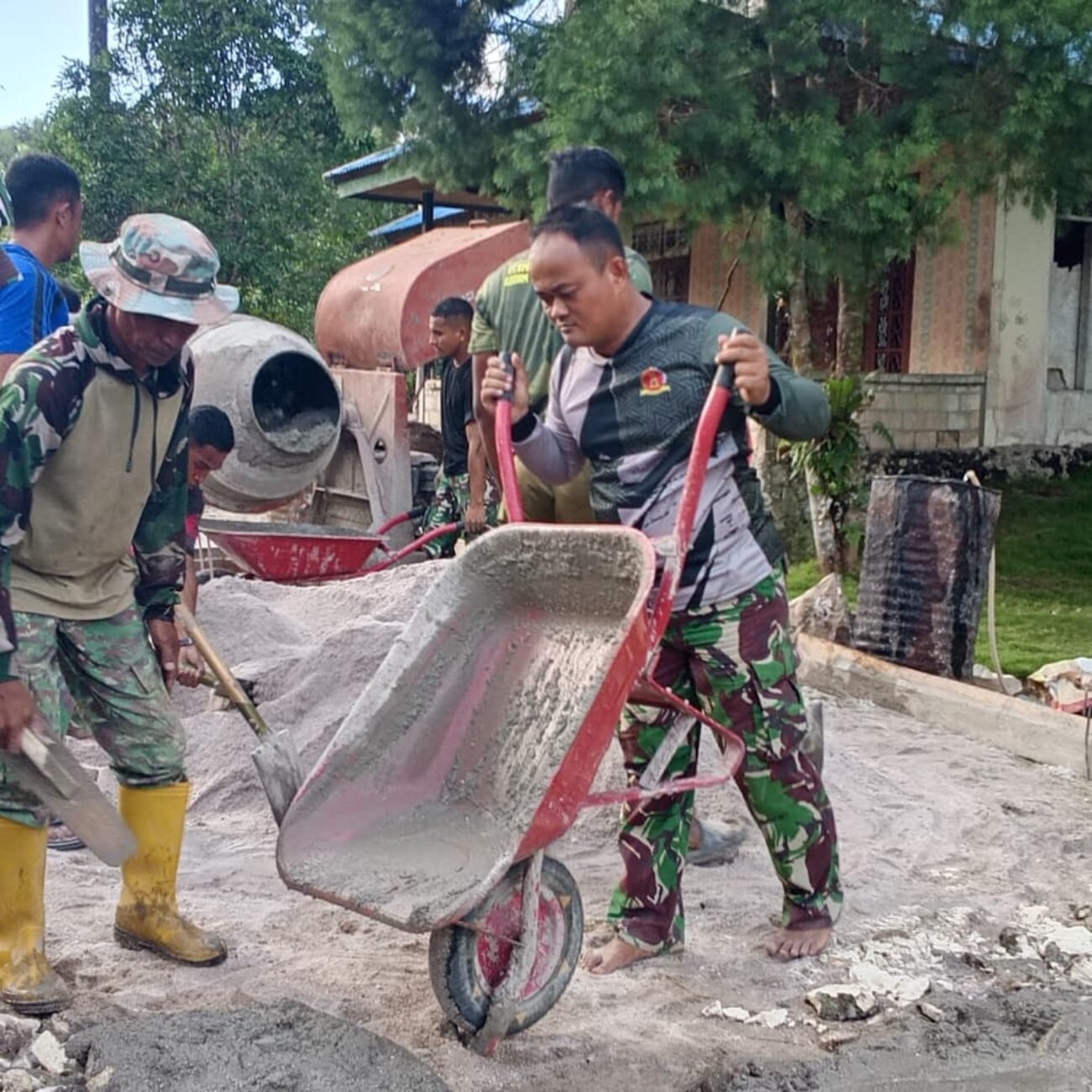 Turun Langsung ke Lapangan, Dansatgas TMMD Ke-129 Kodim 1807/Sorsel Kobarkan Semangat Gotong Royong Warga