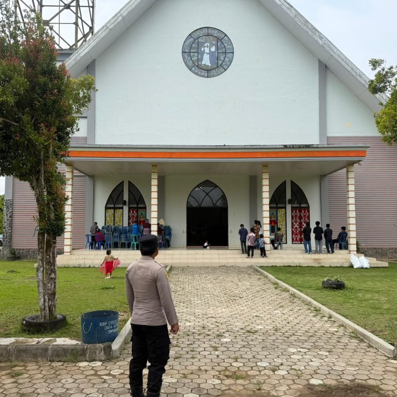 Polsek Muara Wahau Amankan Ibadah Minggu Di Gereja Santo Maria Ratu Damai Berlangsung Aman Dan Lancar