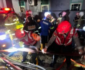 Tim Respon Bencana Batalyon B Pelopor Satbrimob Polda Kaltim Gerak Cepat Tangani Kebakaran Permukiman Di Samarinda