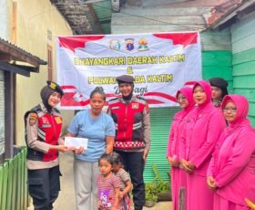 Melalui Program Polwan Polda Kaltim Berbagi, Polwan Ditsamapta Bersama Bhayangkari Daerah Kaltim Salurkan Bantuan Kepada Warga