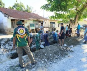 Semangat Kebersamaan Satgas TMMD ke-129 Kodim 1505/Tidore dan Warga Terus Menggelora di Lokasi Pembangunan Drainase