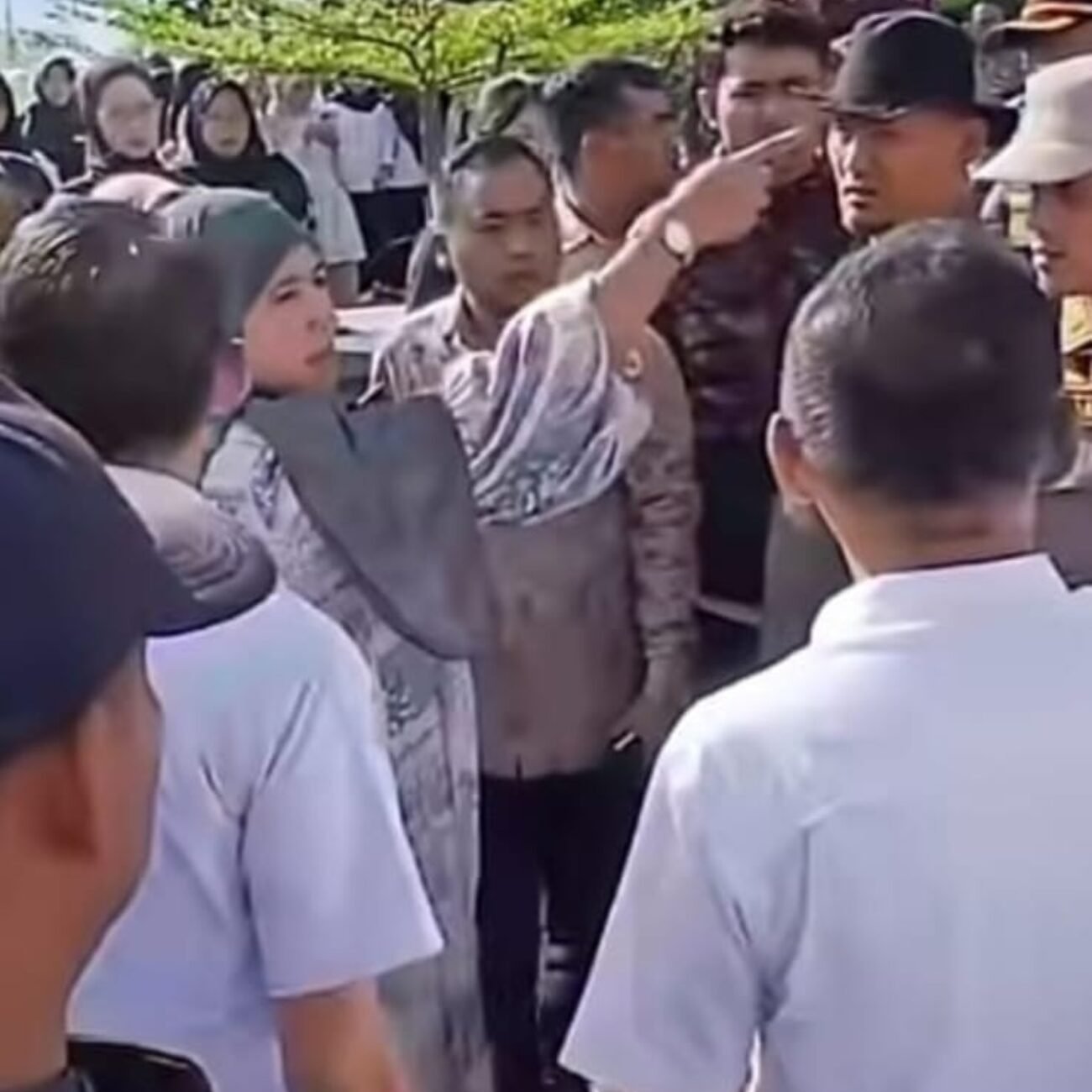 ⚖️ PLANG YANG MENYERTAKAN KEBENARAN: ANTARA PAGAR YANG DIPANJAT DAN HUKUM YANG DIPANGGIL