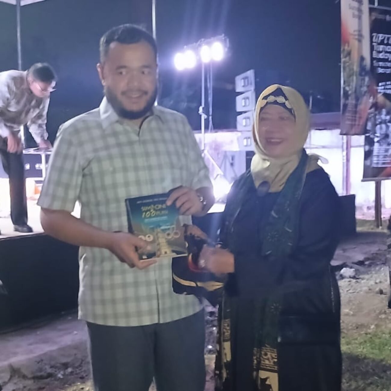 Dilepas Wako Padang, Satupena Sumbar dan Sumbar Talenta Gelar Safari Puisi 4 Negara