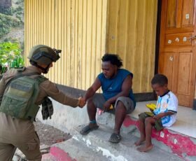 Patroli Humanis Satgas Damai Cartenz di Muara Puncak Jaya, Hadir Menyapa dan Berbagi Bersama Masyarakat