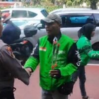 Momen Ojol Beri Bunga ke Polisi Saat Hari Bhayangkara ke-80