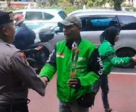 Momen Ojol Beri Bunga ke Polisi Saat Hari Bhayangkara ke-80