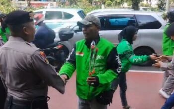Momen Ojol Beri Bunga ke Polisi Saat Hari Bhayangkara ke-80
