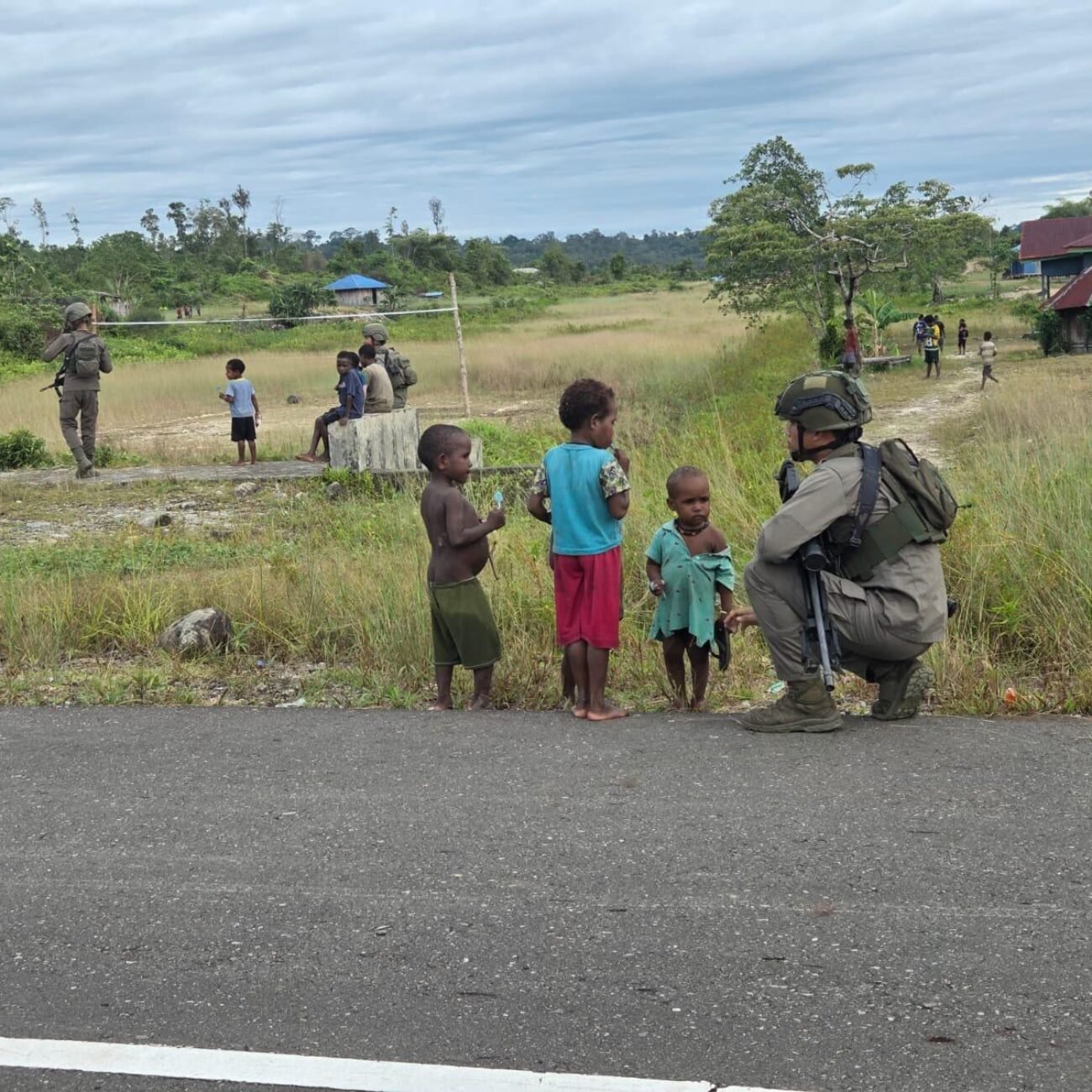 Personel Satgas Operasi Damai Cartenz Susuri Distrik Kenyam, Langkah Kecil Rasa Aman Yang Besar