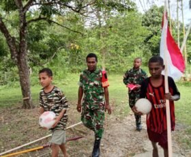 Semangat Kemerdekaan Berkibar di Kampung Sesor, Satgas TMMD Ke-129 Kodim 1807/Sorong Selatan Pasang Bendera Merah Putih