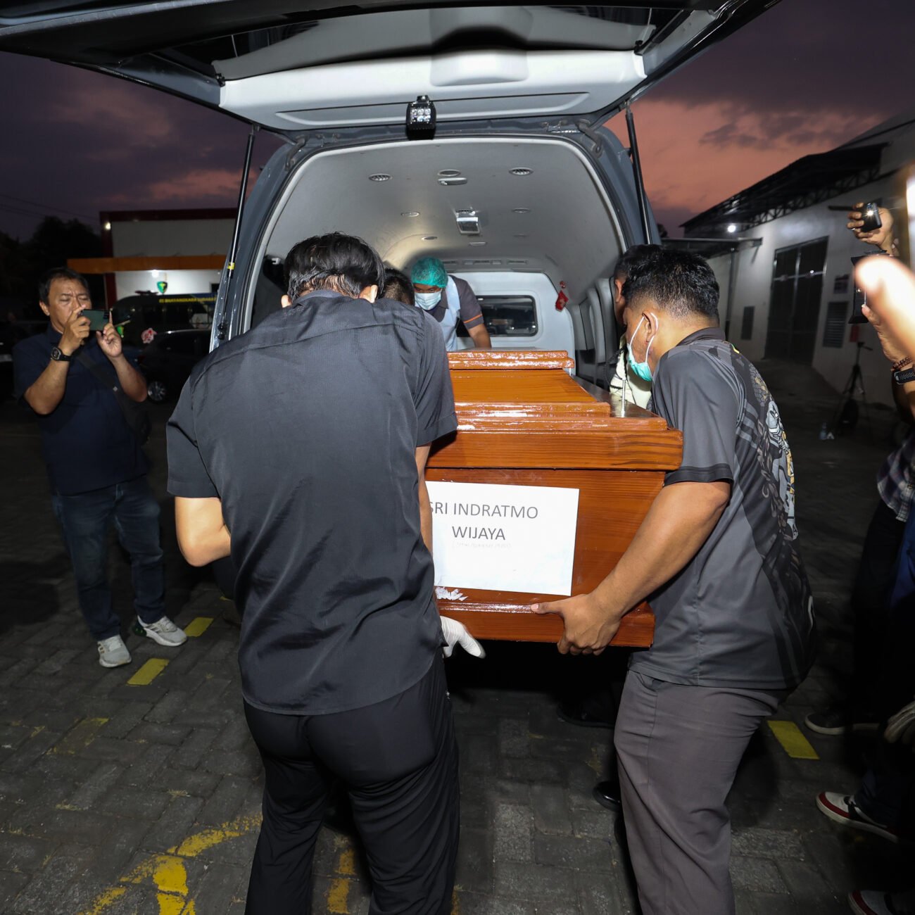 Tim DVI Polda Jatim Serahkan Dua Jenazah Korban KM Mutiara Sentosa II kepada Keluarga*