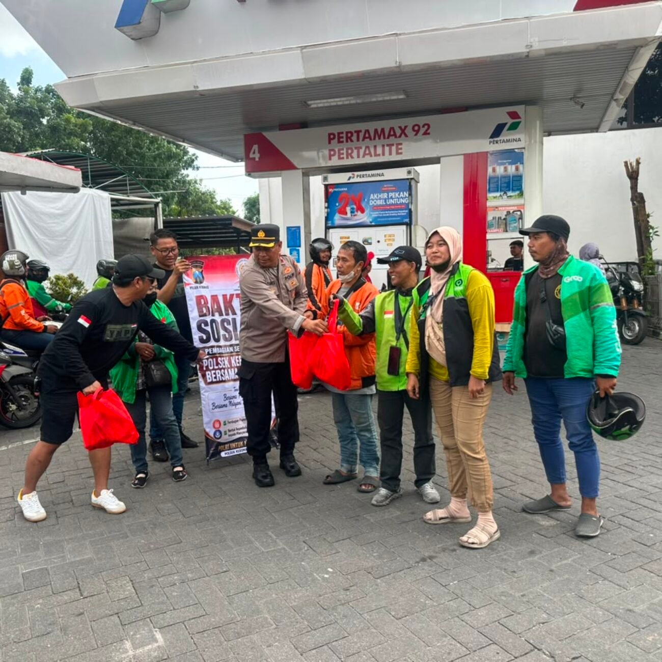 Polsek Kebomas Gandeng YALPK Group Gelar Baksos Ojol Gresik Sumringah Dapat Sembako dan BBM Gratis