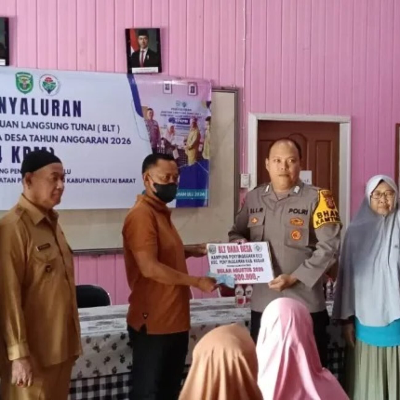 Polsek Penyinggahan Amankan Penyaluran BLT Dana Desa Bagi Warga Kampung Penyinggahan Ulu