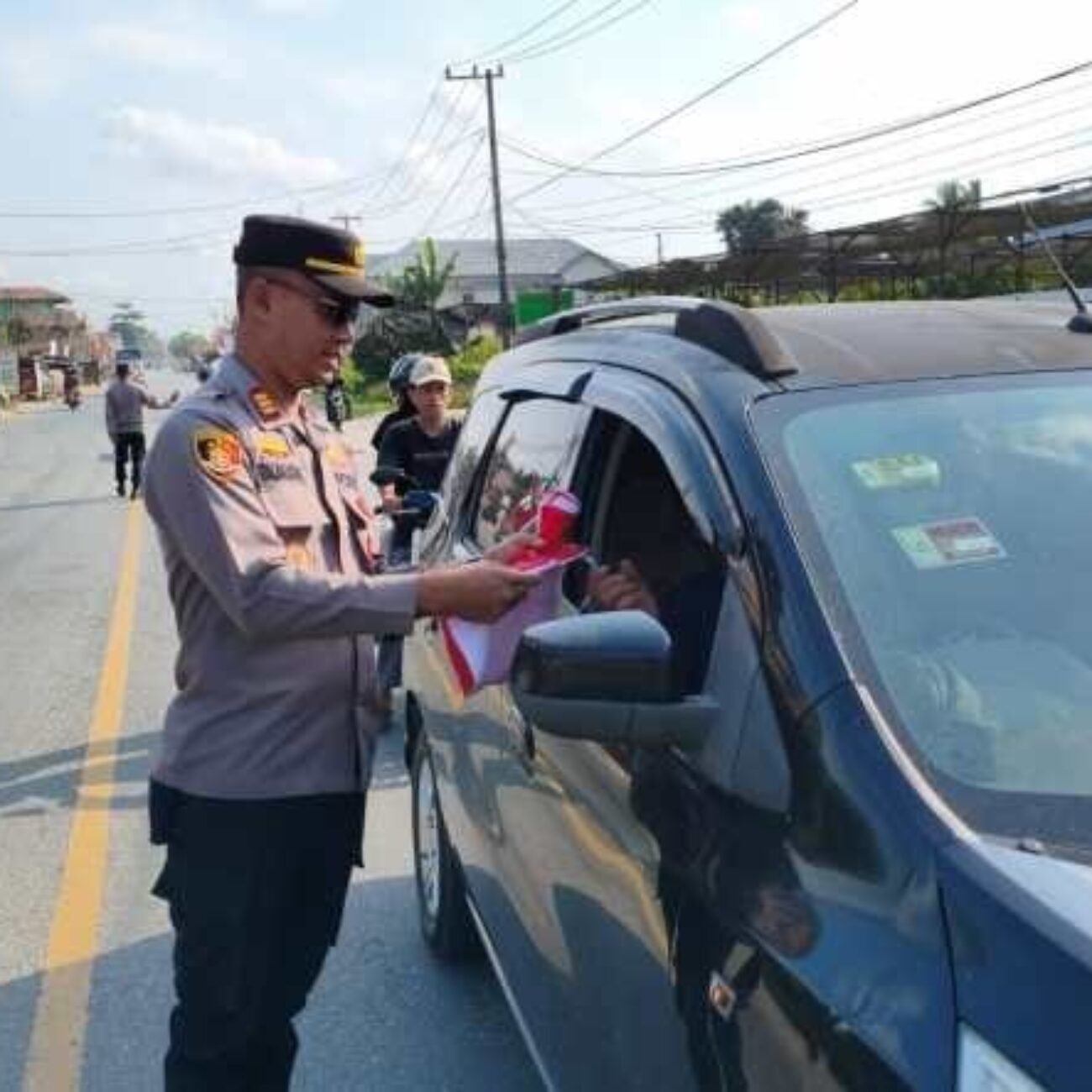 Polsek Loa Janan Bagikan Bendera Merah Putih Kepada Warga Semarak Menyambut HUT RI Ke-81