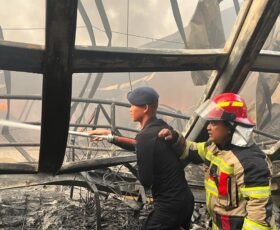 Brimob Polda Metro Jaya Bantu Padamkan Kebakaran Gudang di Kosambi