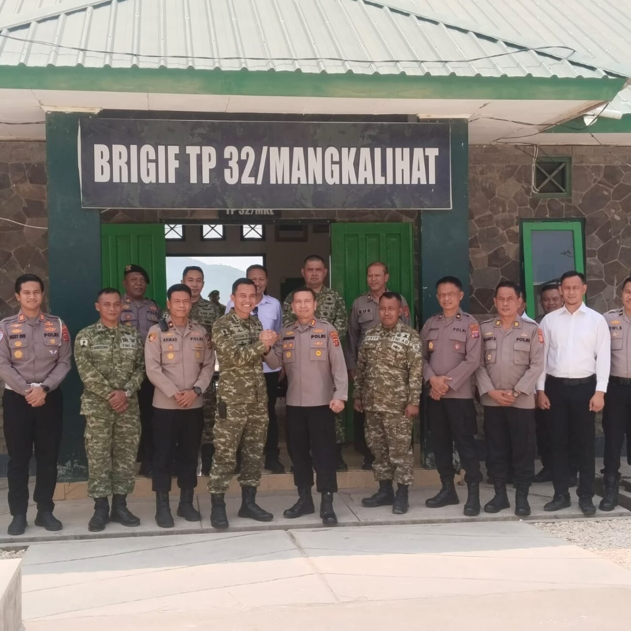 HUT Ke-1 Brigif TP 32 Mangkalihat Mendapat Kejutan Hangat Dari Kapolres Kutim. Datang Bawa Tumpeng Dan Ucapan Selamat