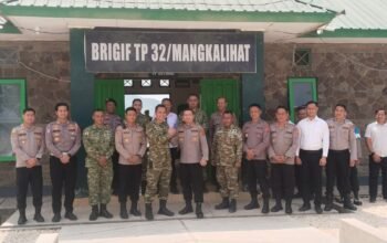 HUT Ke-1 Brigif TP 32 Mangkalihat Mendapat Kejutan Hangat Dari Kapolres Kutim. Datang Bawa Tumpeng Dan Ucapan Selamat