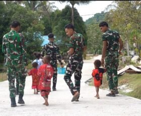 Senyum Anak-Anak Warnai Hasil Pembangunan Jalan Cor 250 Meter TMMD Ke-129 di Kampung Sesor