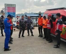 Respon Cepat Brimob Polda Kaltim Sigap Tangani Kejadian Penumpang KM Siguntang Di Pelabuhan Semayang