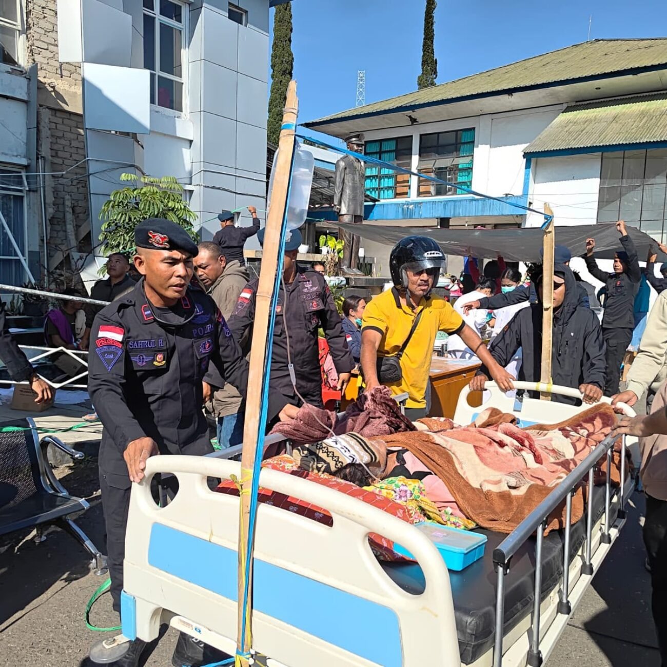 Gempa M 7,7 Guncang NTT, Satbrimob Polda NTT Gerak Cepat Evakuasi Korban dan Buka Akses