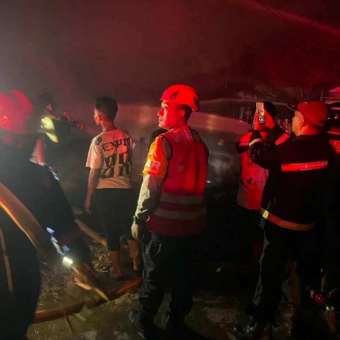 Respon Cepat Brimob Polda Kaltim Tangani Kebakaran Di Palaran Berhasil Padamkan Kobaran Api Yang Melahap Dua Rumah warga