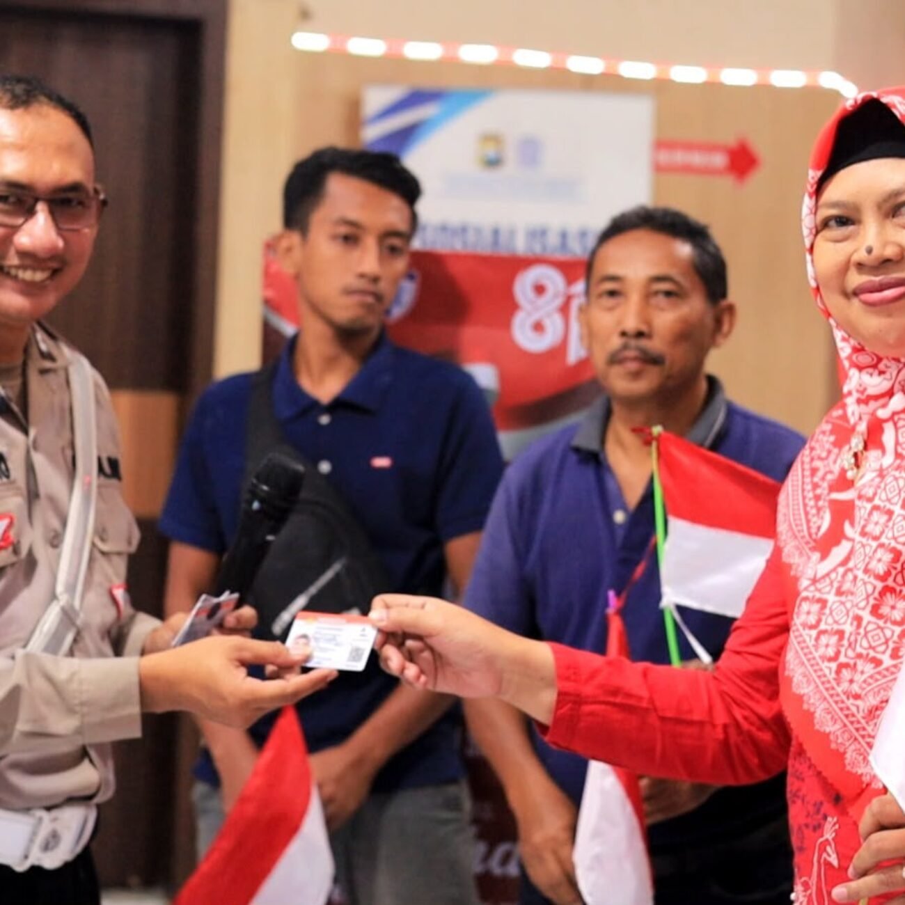 Satlantas Polres Gresik Hadiahkan “SIM Gratis” untuk 17 Warga yang Lahir 17 Agustus