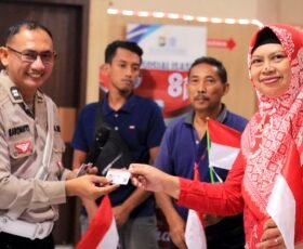 Satlantas Polres Gresik Hadiahkan “SIM Gratis” untuk 17 Warga yang Lahir 17 Agustus