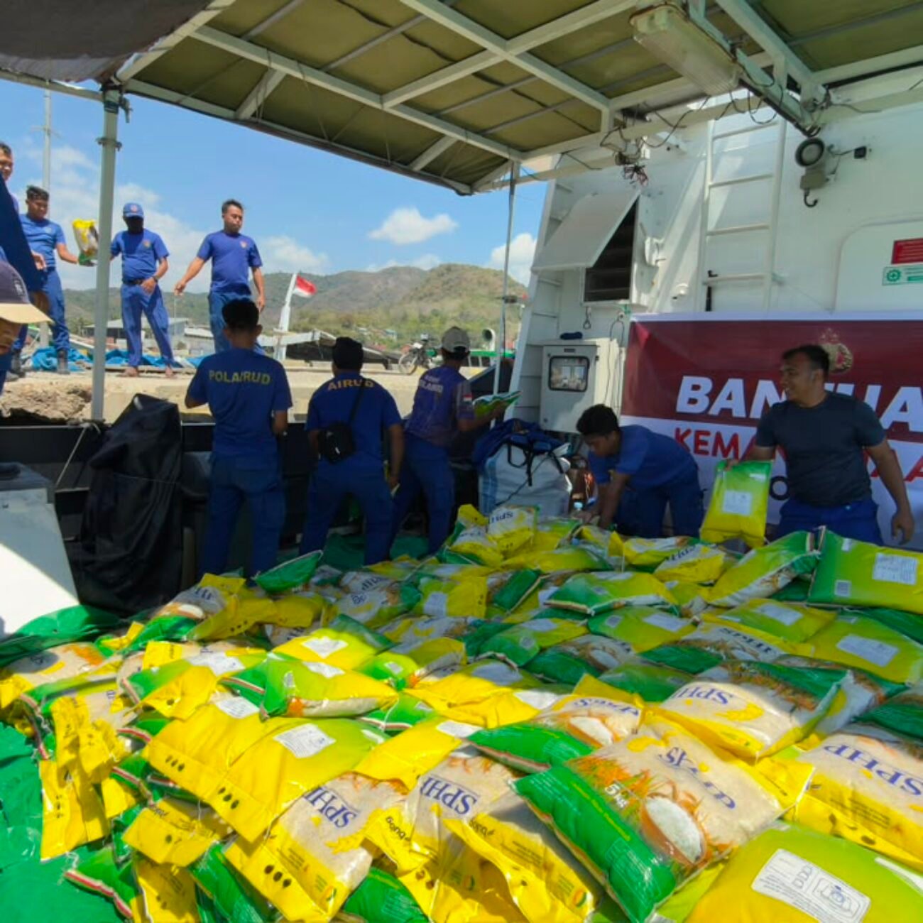 Polri Distribusikan Bantuan Logistik Kapolri Untuk Korban Gempa di Pulau Flores