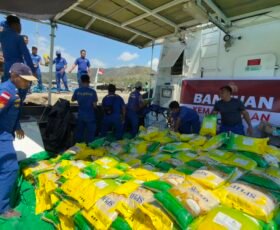 Polri Distribusikan Bantuan Logistik Kapolri Untuk Korban Gempa di Pulau Flores