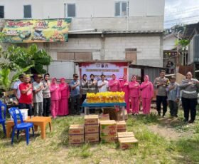 Polwan Ditlantas Dan Bhayangkari Polda Kaltim berbagi 200 Paket Minyak Goreng Kepada Warga Baru Ilir