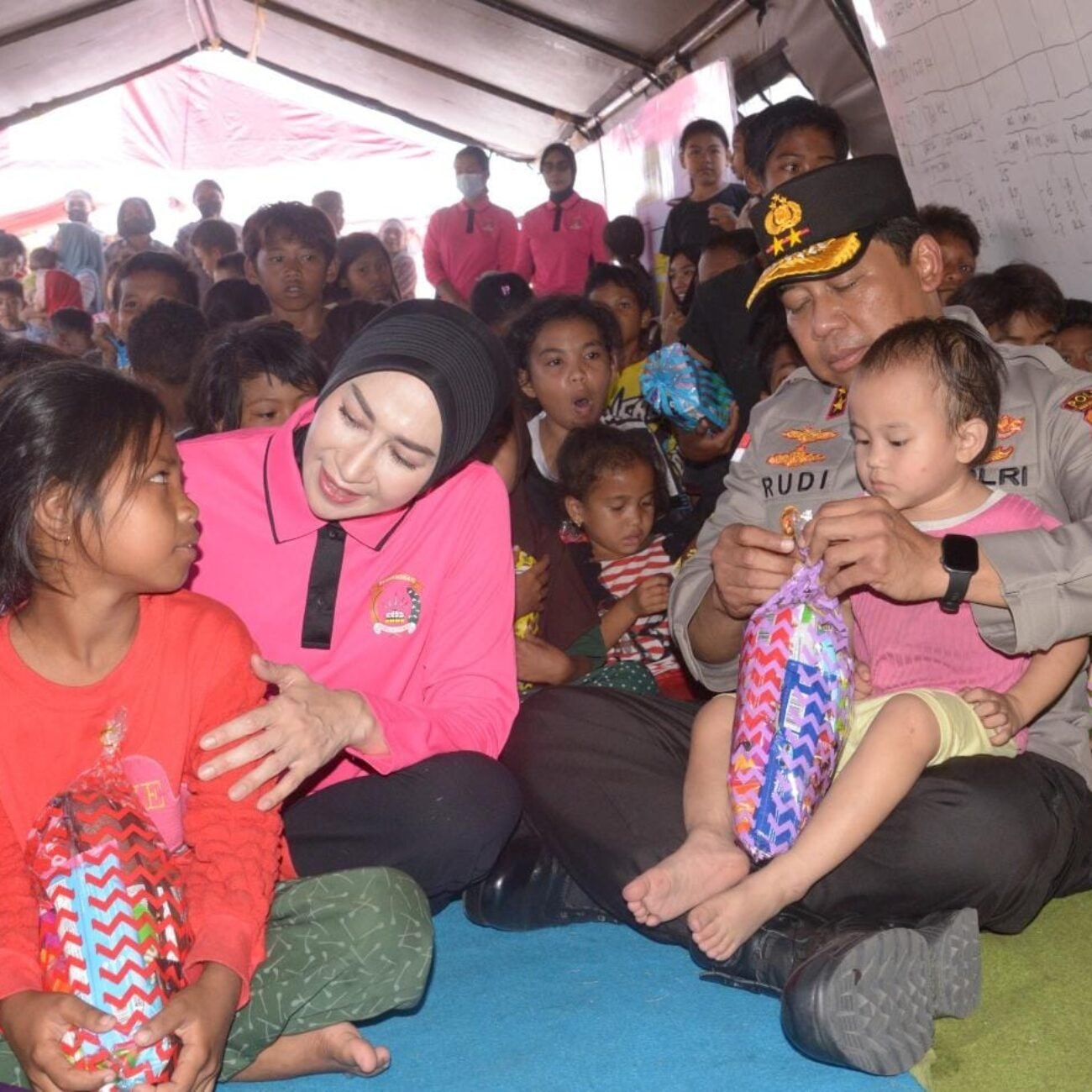Polri Hadirkan Kepedulian, Berikan Trauma Healing Bagi Pengungsi Gempa Di Maumere