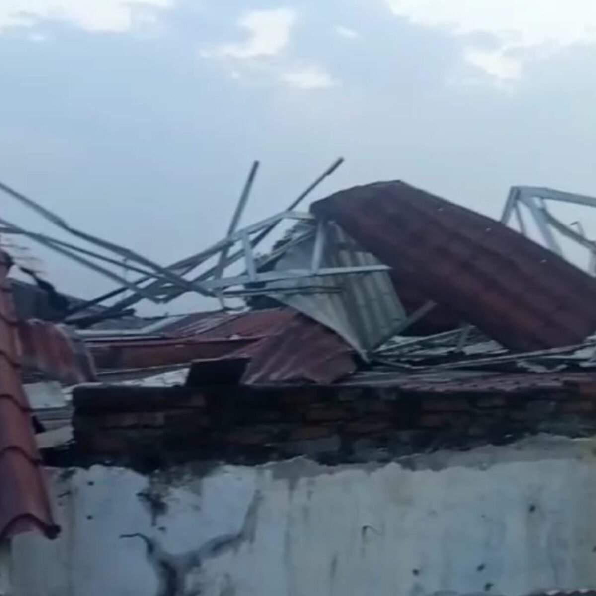 Angin Puting Beliung Hancurkan Atap Rumah Warga Griya Permata IV, Pemkab Deli Serdang dan BPBD Belum Berikan Perhatian