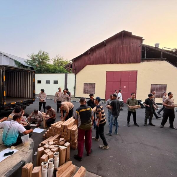 Polri Kirim Bantuan Logistik dan Oksigen untuk Dukung Penanganan Karhutla di Sejumlah Wilayah
