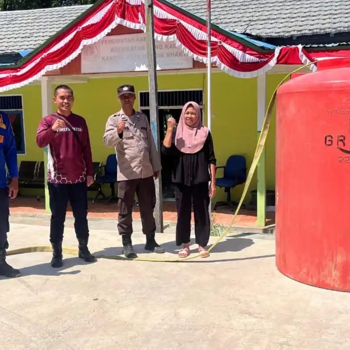 Polsek Long Kali Salurkan Bantuan Air Bersih Untuk Warga Mendik Bhakti