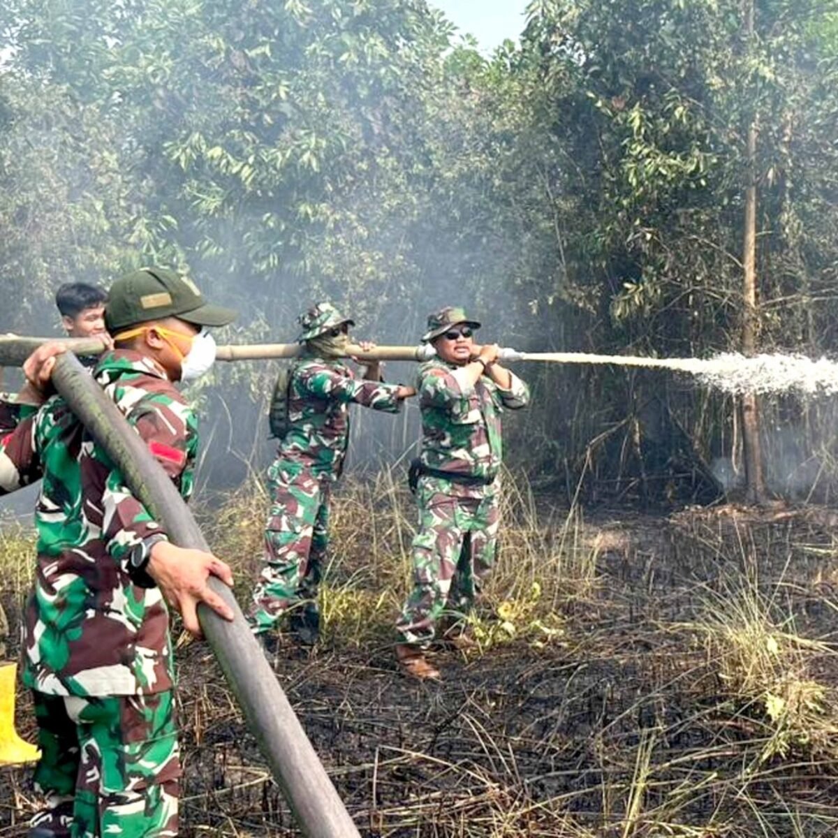 Padamkan Bara di Balik Gambut, Satgas Darat Lanud Sjamsudin Noor Jaga Permukiman Dari Ancaman Karhutla