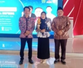 KepSek SMKN 1 Omben Dinobatkan Sebagai Inspiring Education Award 2026 dan Juara 1 Sekolah Berprestasi Dalam Acara Gebyar Pendidikan Nasional