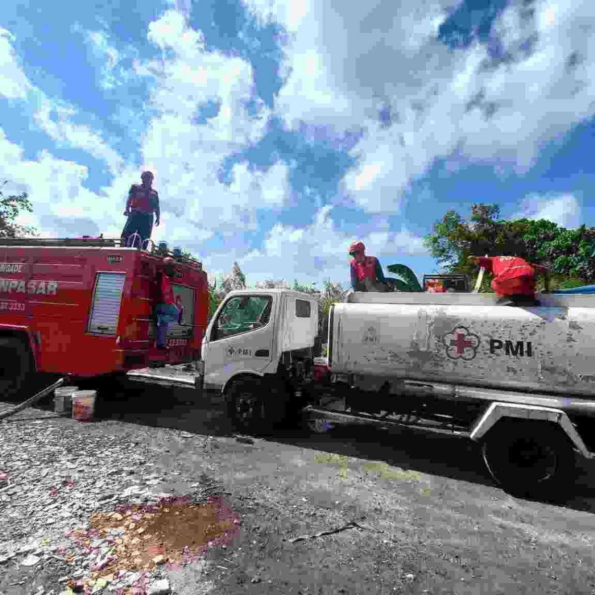 Bahu Membahu Respon Kebakaran Di Denpasar, PMI Suplai Air Untuk Mobil Pemadam
