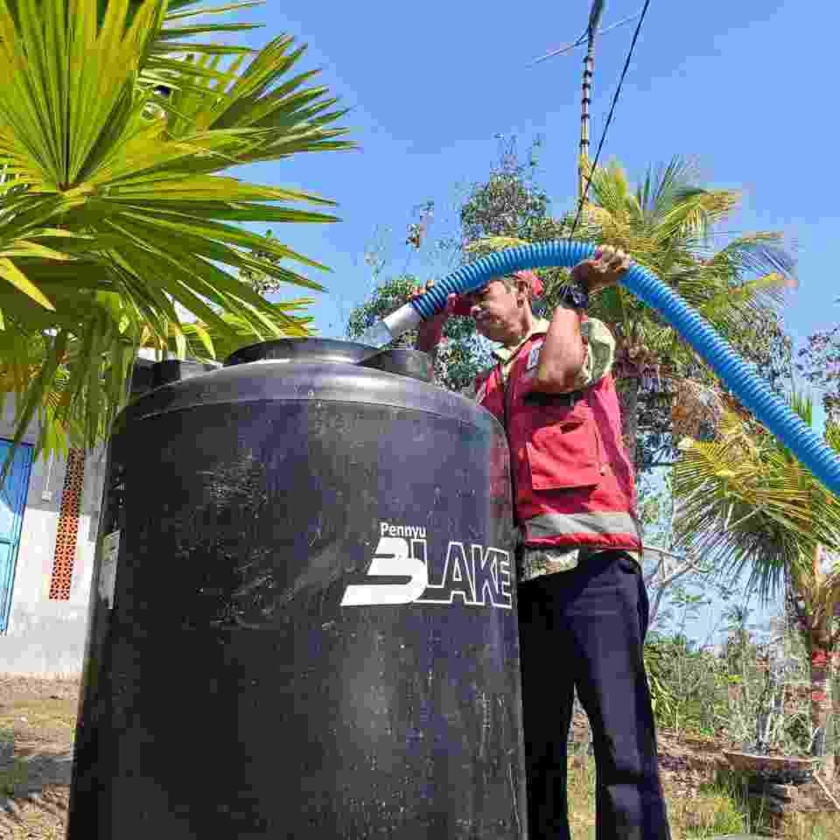 Di Tengah Kekeringan, PMI Provinsi Bali Salurkan 5.000 Liter Air Bersih