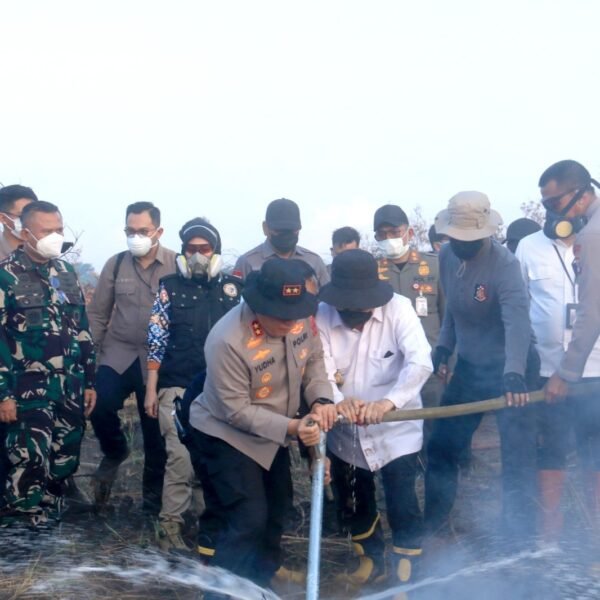 Pantau Langsung Perkembangan Karhutla, Komandan Lanud Sjamsudin Noor Bersama Forkopimda Kalsel Turun ke Lapangan Uji Fungsi Inovasi Injeksi Air
