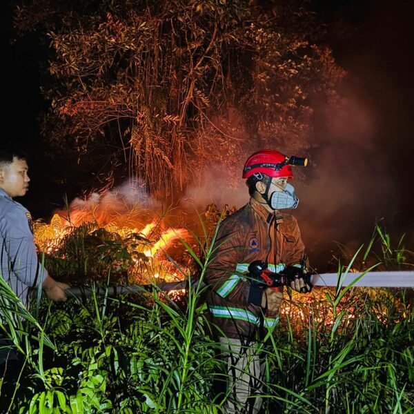 Sat Samapta Polresta Samarinda Tanggulangi Kebakaran Lahan di Kecamatan Sambutan, Gerak Cepat Personel Patroli 110