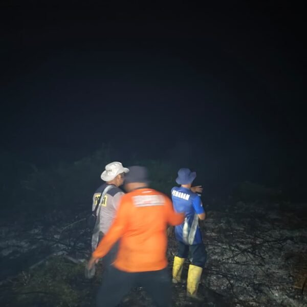 Polsek Babulu Bersama Tim Gabungan Tangani Kebakaran Lahan Gambut di Desa Rintik Berhasil Memadamkan Titik-Titik Api yang Ditemukan