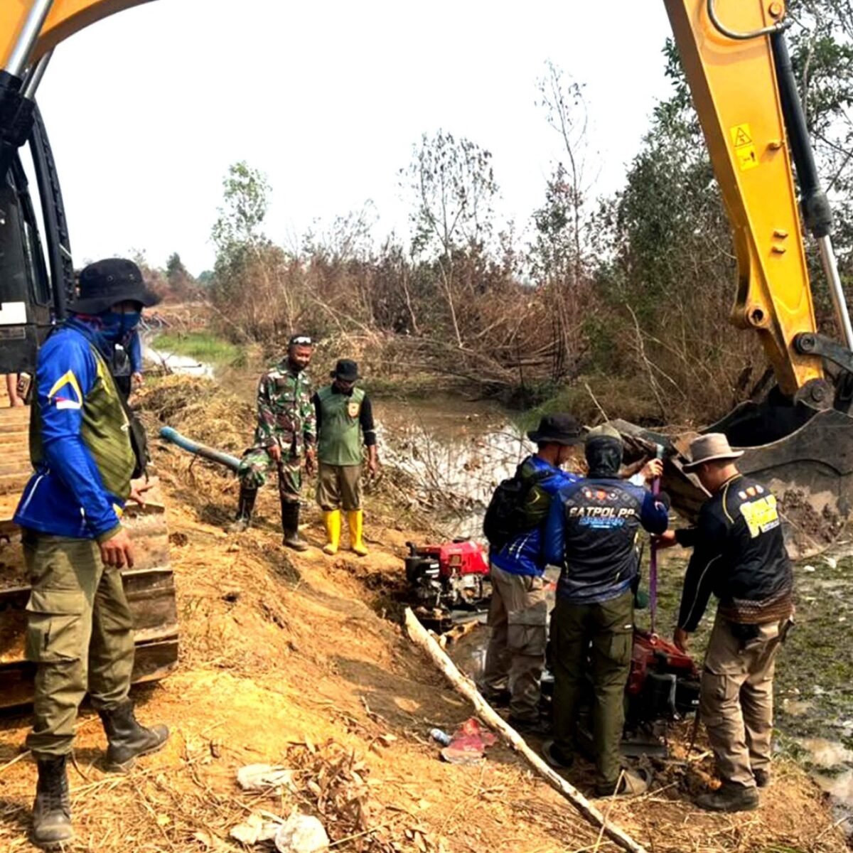 Pastikan Sumber Air Karhutla Tetap Andal, Personel Lanud Sjamsudin Noor Siaga 24 Jam Dukung Kesiapan dan Operasi Penanganan Karhutla.