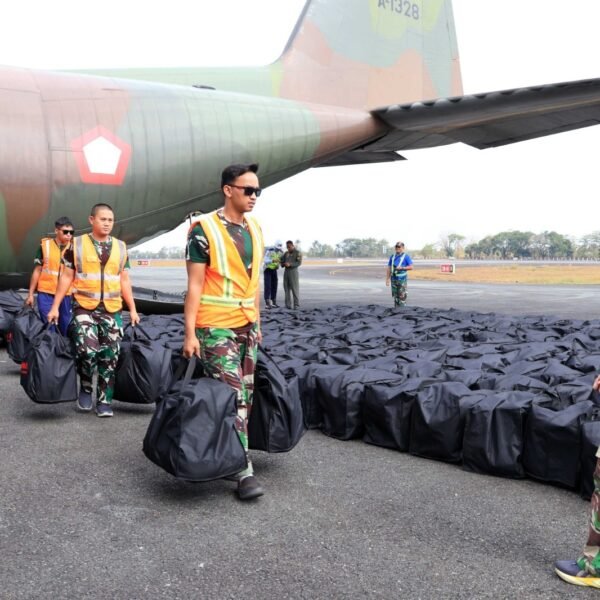 Hercules TNI AU Kembali Tiba di Lanud Sjamsudin Noor, Bawa Ratusan APD Bantuan Kemhan RI dan Masker Dari Puskes TNI AU Untuk Perkuat Penanganan Karhutla Kalsel