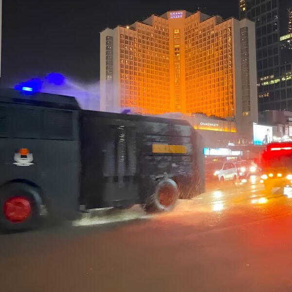 Brimob Metro Jaya Semprot Jalan di Jakarta-Tangsel-Bekasi Antisipasi Abu Vulkanik Anak Krakatau