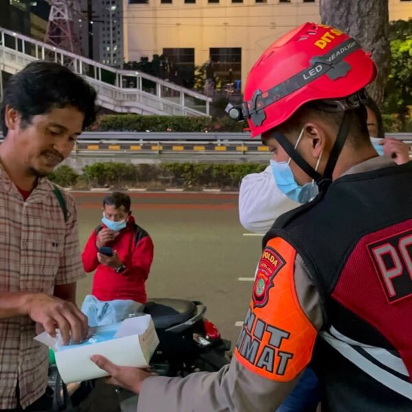 Ditsamapta Polda Metro Jaya Bagikan Masker Antisipasi Debu Vulkanik Anak Krakatau