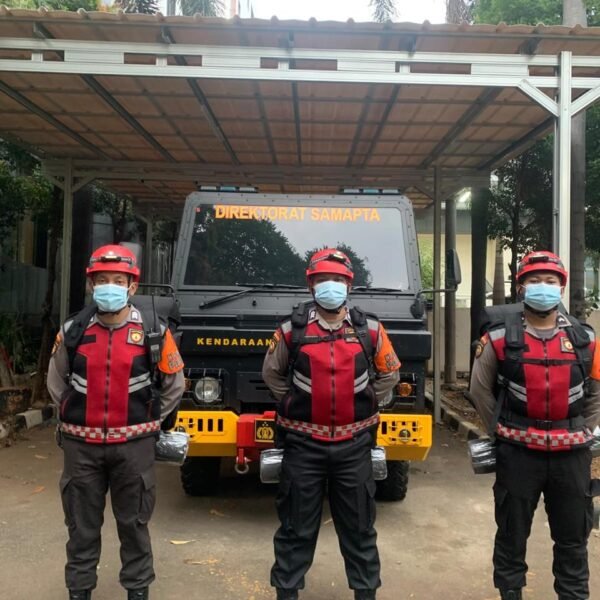 Ditsamapta Polda Metro Jaya Siagakan SAR dan Bagikan Masker Antisipasi Dampak Anak Krakatau