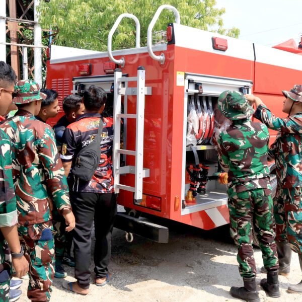 Perkuat Kesiapsiagaan Dalam Menangani Karhutla, Personel Lanud Sjamsudin Noor Asah Kemampuan Operasikan Kendaraan Pemadam Kebakaran